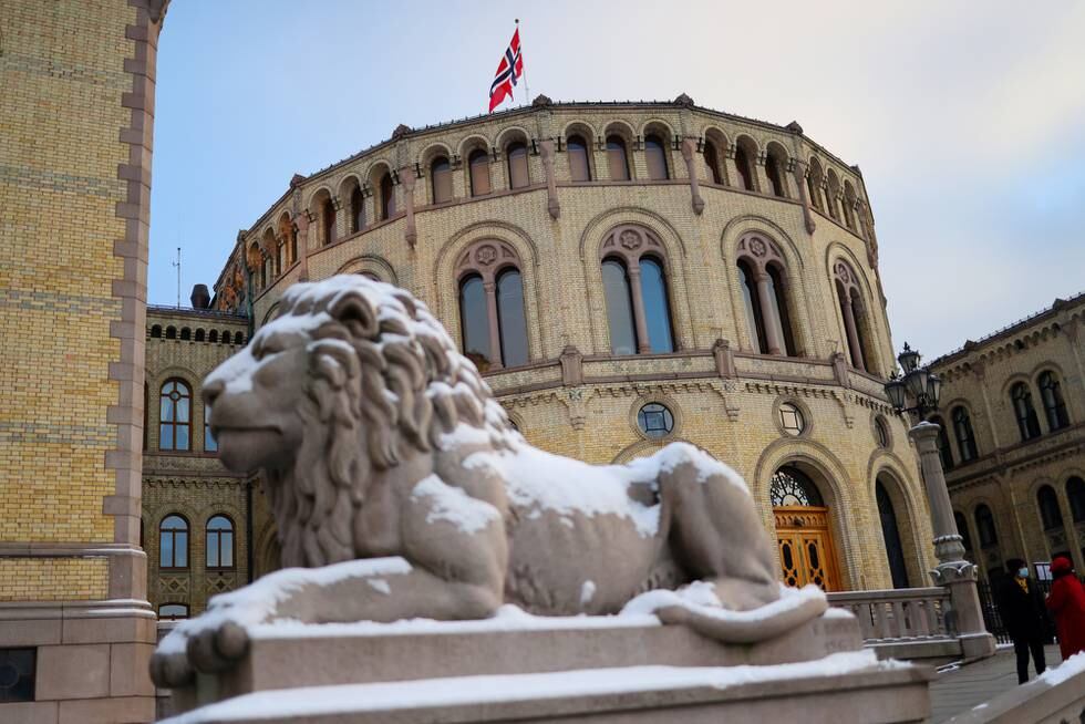 Oslo 20211223. 
Lille juleaften ettermiddag i Oslo sentrum. Stortinget med snødekt løve i forgrunnen.
Foto: Ørn E. Borgen / NTB