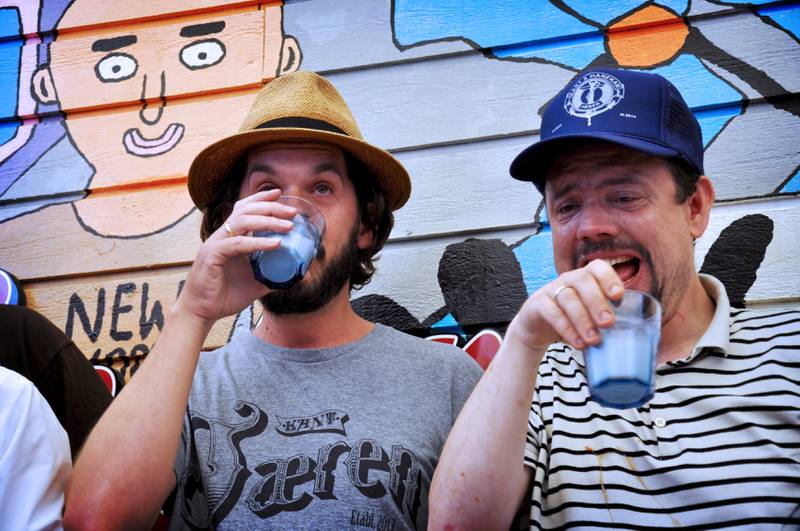 Thomas Dybdahl og trommis Øyvind Jakobsen drikker melk for å døyve smertene. Foto: Tone Helene Oskarsen