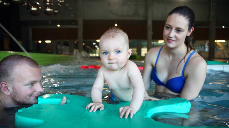 Anders Moe Sæter og Gro Anita Bolme ser at Erika (8 måneder) trives i badeland.