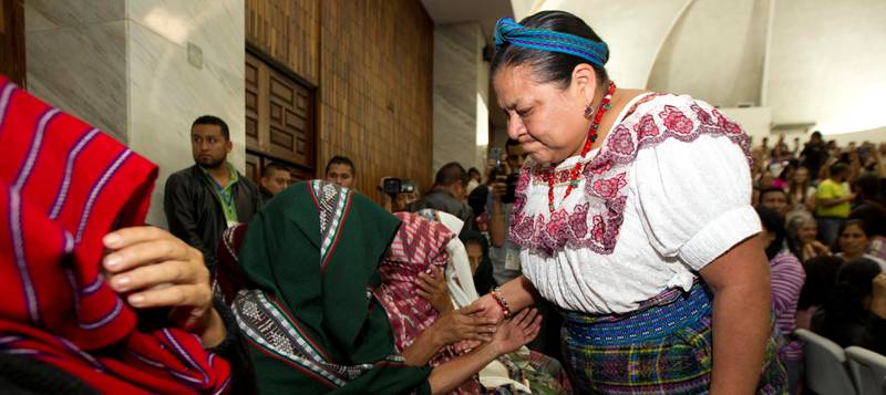 Ofre for sexslaveri under borgerkrigen i Guatemala vant fram i retten i fjor. Her blir de gratulert av fredsprisvinner Rigoberta Menchu.