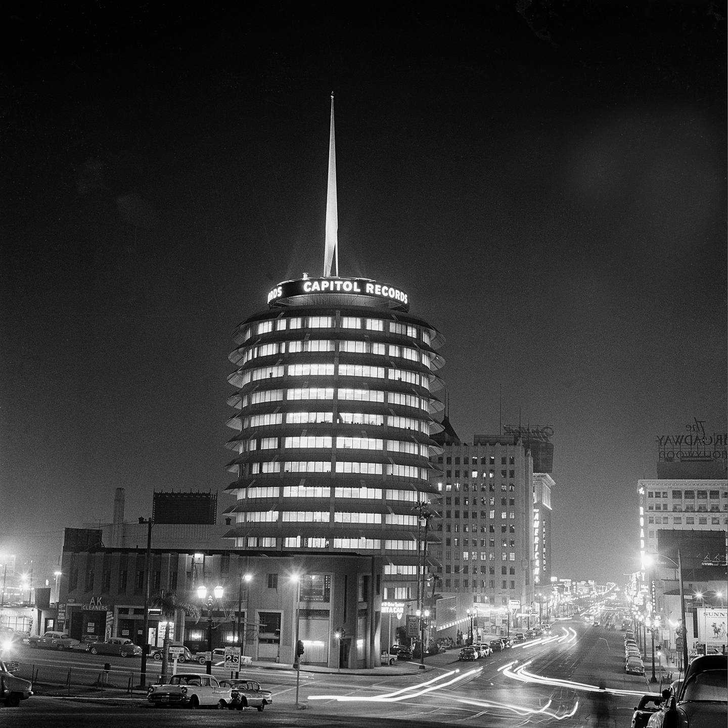 Den ikoniske bygningen til plateselskapet Capitol Records i Hollywood, kjent som "huset Nat bygde", siden det ble finansiert av inntektene til "King" Cole".