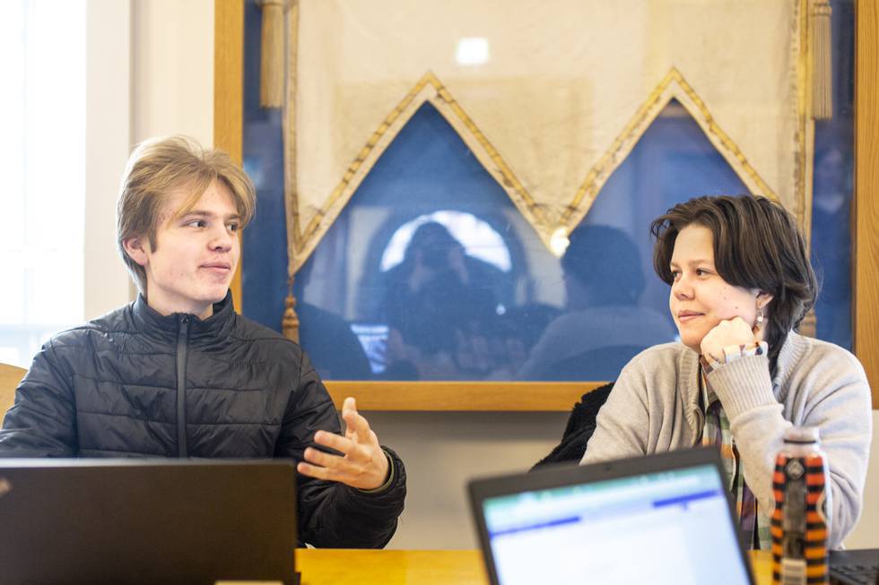 De to 18-åringene Olav Åmund Mannsåker og Maja Midgaard Torrissen dropper punktum i slutten av meldingene sine.

Foto: Tuva Skare/Vårt Land