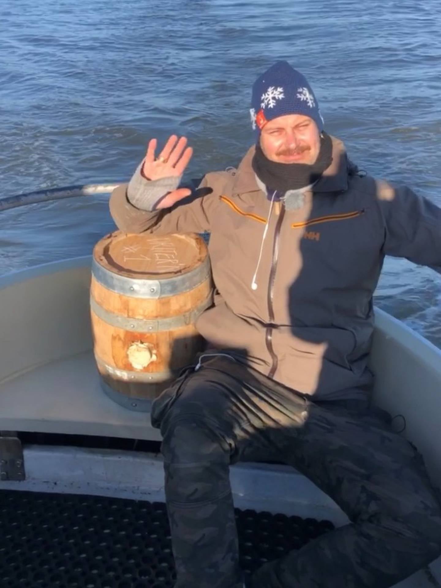 En fornøyd Magnus Stensvik Wilhelmsen under sjøreisen med eiketønna med akevitt som sener har blitt til «Akevitt som har krysset Driter'n 2 ganger».