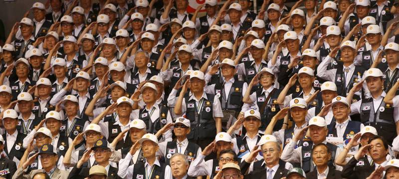 Koreanske krigsveteraner løfter hendene til hilsen under en seremoni 25. juni ifjor som markerte 66-årsjubileet for Sør-Koreas tre år lange krig med Nord-Korea på begynnelsen av 1950-tallet.  Spenningen mellom de to landene er større enn på lenge, og mange frykter nå krig.