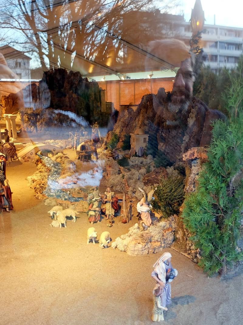 innsyn: Et glimt inn i den enorme julekrybben som viser scener fra juleevangeliet, med hverdagslige og hellige hendelser side om side. FOTO: ELISABETH HELGELAND WOLD