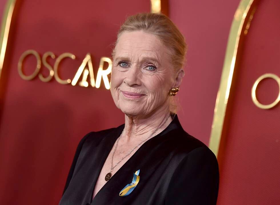 Liv Ullmann ankommer fredag prisutdelingen av Æres-Oscaren på Dolby Ballroom i Hollywood. Foto: Jordan Strauss / AP / NTB