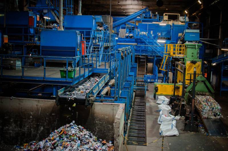 Mye av plasten som samles inn i Norge i dag, sendes til sorteringsanlegg i Tyskland, men kapasiteten her til lands er i ferd med å bli mye større på grunn av nye sorteringsanlegg.