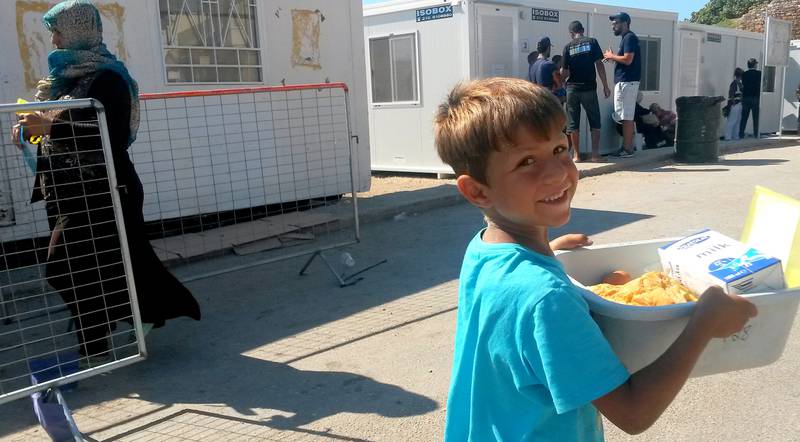 – Denne gutten har hentet  mat til en familie på seks – siden han har med en hel melkekartong, sier Turid Lilleheie. 