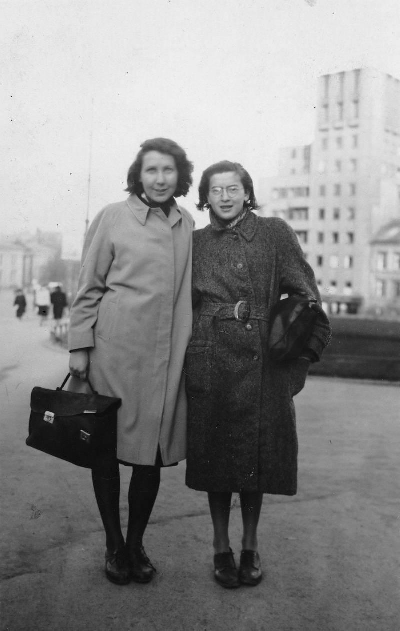 Oslo 1942.  Gunvor Hofmo ( t.v.) og Ruth Maier fotografert på Drammensveien foran Odd Fellow-gården i 1942. 
FOTO: ERLING T. HOFMO

Ikke slett ! 