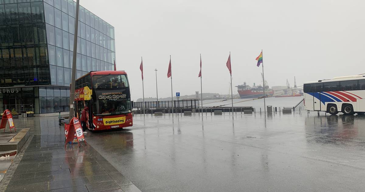 I turisti si divertono sugli autobus rossi a Stavanger – Daksavisen