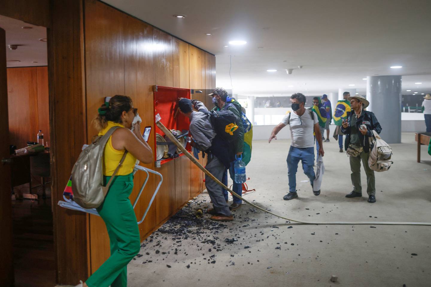 Bolsonaro-tilhengere inne i Planalto-palasset søndag.