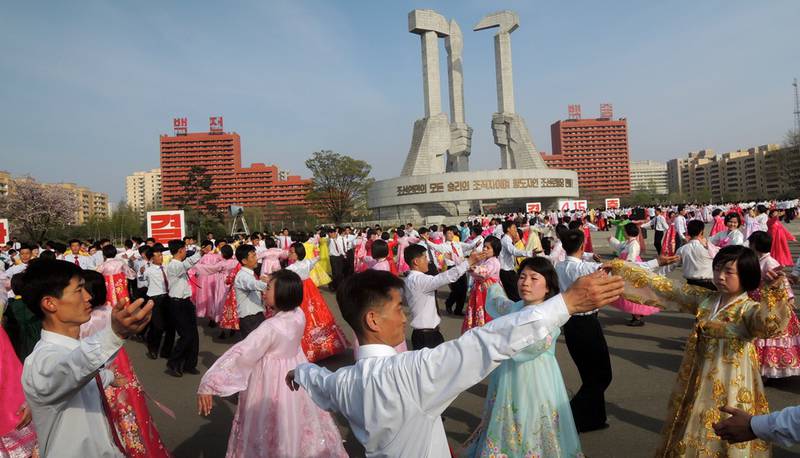 Studenter fra Kim Il-sung-universitetet i Pyongyang har øvd i flere måneder på massedansen til ære for den avdøde Kil Il-sungs på hans fødselsdag.