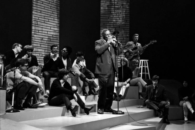 Howlin’ Wolf (Chester Burnett) på TV-showet Shindig i 1965, med The Rolling Stones som lydhøre fans rundt seg.