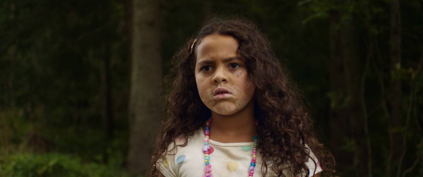 Eskil Vogts Cannes-film «De uskyldige» er en horrorfilm med barn i de bærende rollene. Her Mina Yasmin Bremseth Asheim som Aisha.