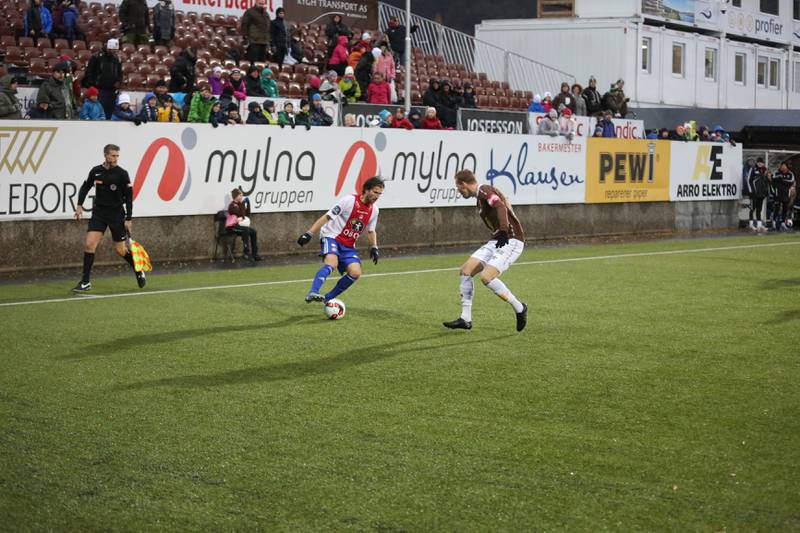 Christoffer Dahl var KFUMs beste spiller i 1. divisjon i år, i følge NTBs spillerbørs. Her i duell med Mjøndalens kaptein Joachim Solberg Olsen.