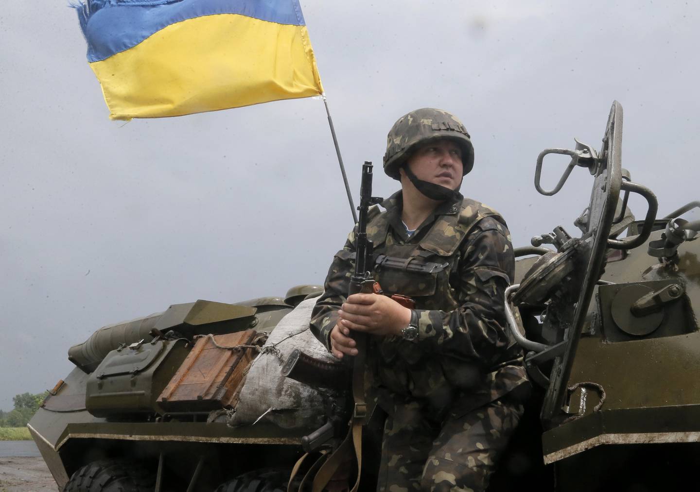 A Ukrainian soldier takes position during a battle with pro-Russian separatist fighters in Slovyansk, Ukraine, Saturday, May 31, 2014. The Ukrainian Acting Defence Minister said on Friday that troops had ousted separatists from southern and western parts of the Donetsk region and north of the Luhansk region. (AP Photo/Efrem Lukatsky)
