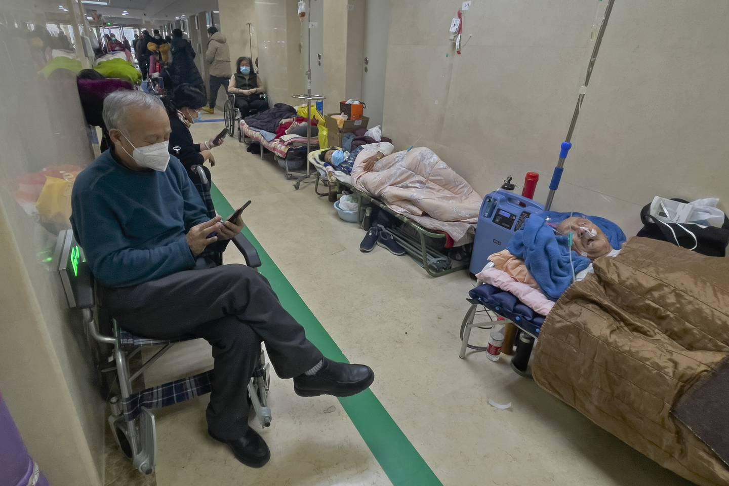 Eldre pasienter ligger i korridorene på et sykehus i Beijing torsdag. 5. januar. Sykehusene er overfylte mange steder.