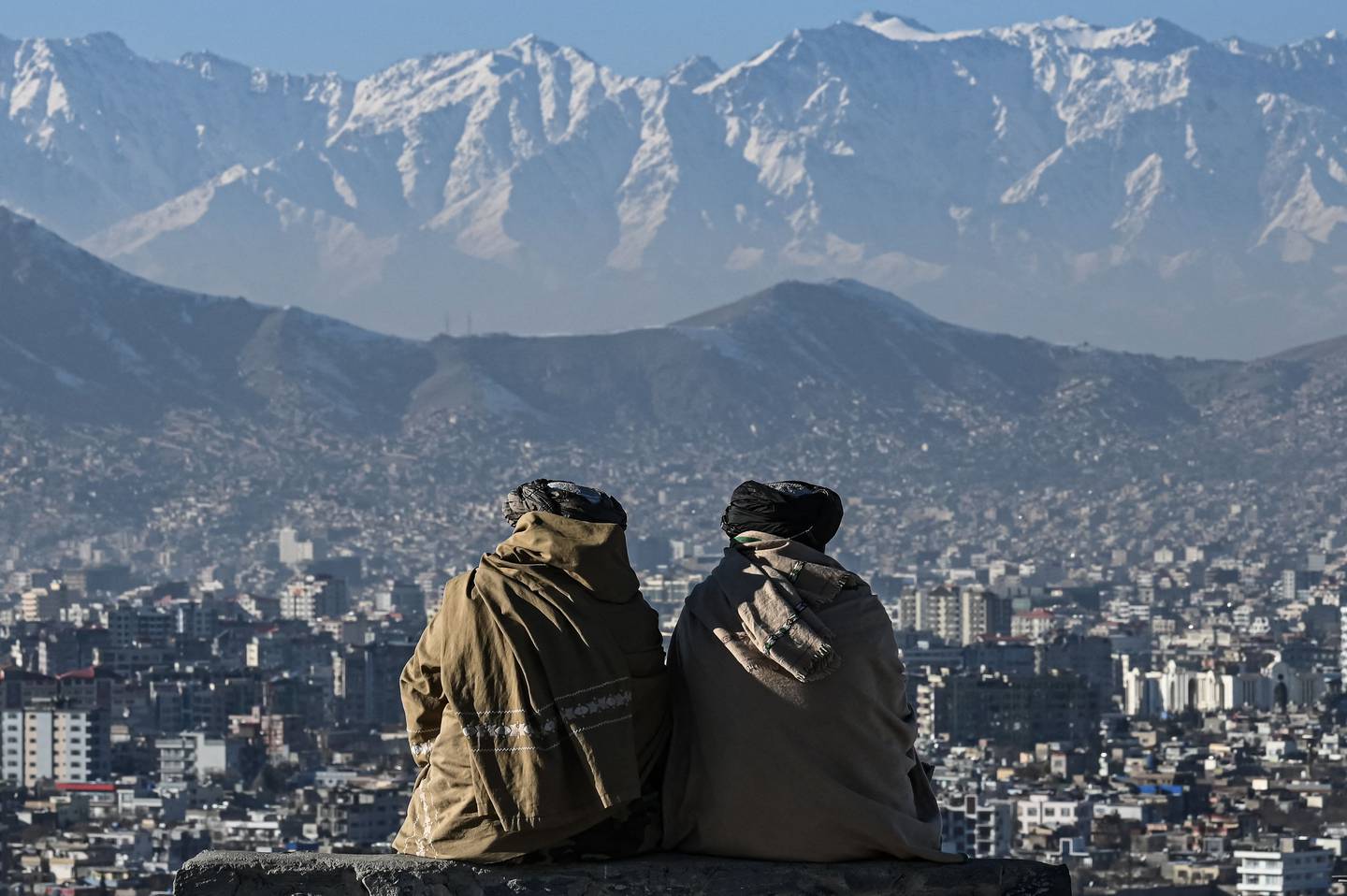 Taliban-medlemmer ser ut over Kabul.