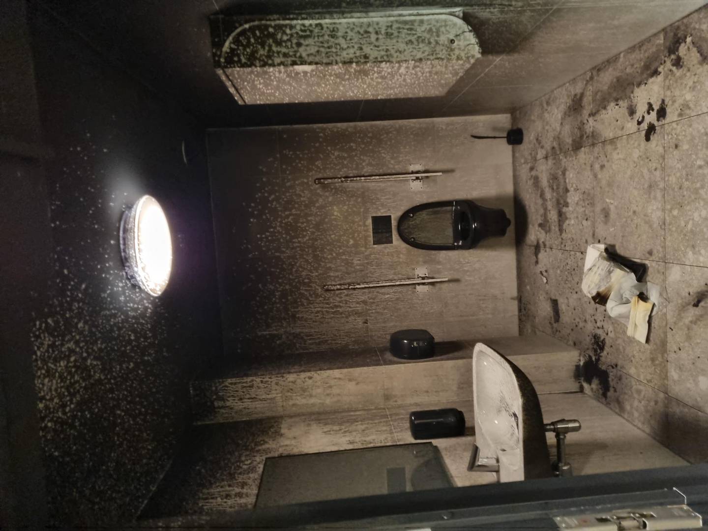 Også i år har det vært brann ved Bane Nors stasjoner. Dette er toalettet på Stavanger stasjon etter et nylig branntilløp.