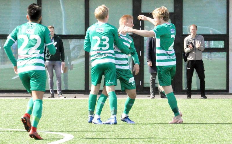 Adam Golunski har akkurat banket inn 2-0 for Brodd og gratuleres av Sindre Haarsberg og Rasmus Martinsen. FOTO: ESPEN IVERSEN