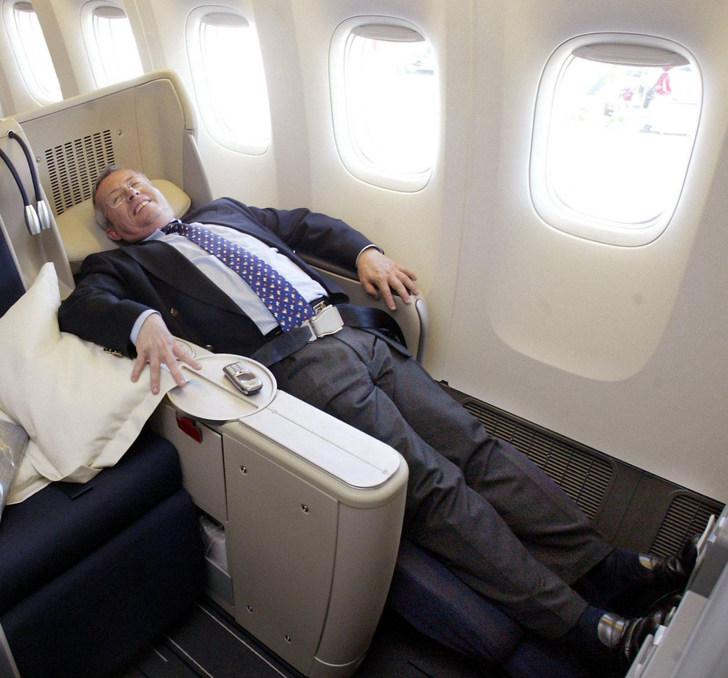 Skal du sove på fly er dette det beste flyselskapet Air France har å tilby, her med selskapets tidligere toppsjef Pierre-Henri Gourgeon i liggestolen. Interessen for et lignende tilbud ombord i norske tog er stor, viser ny undersøkelse.FOTO: TED S. WARREN/NTB SCANPIX