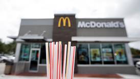 Papirsugerør fra McDonald's kan ikke gjenvinnes. Det kunne plastsugerørene de brukte før...