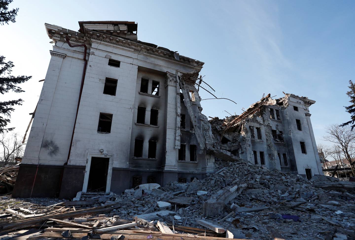 Teateret i Mariupol ble bombet onsdag 16. mars. Da bombingen skjedde, befant det seg mange sivile i et tilfluktsrom i bygget.
