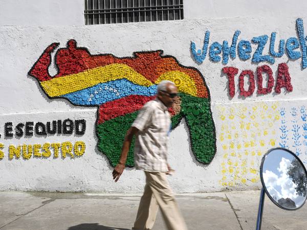 Venezuelanerne har stemt for å gjøre krav på deler av naboland