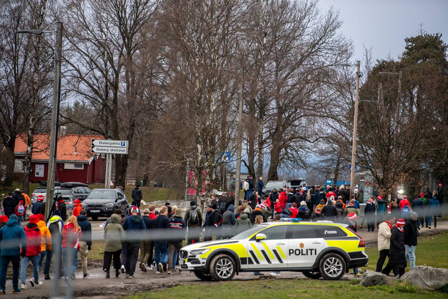 Horder av supportere trasker mot busstoppet som tar fansen ned fra Ekebergsletta.