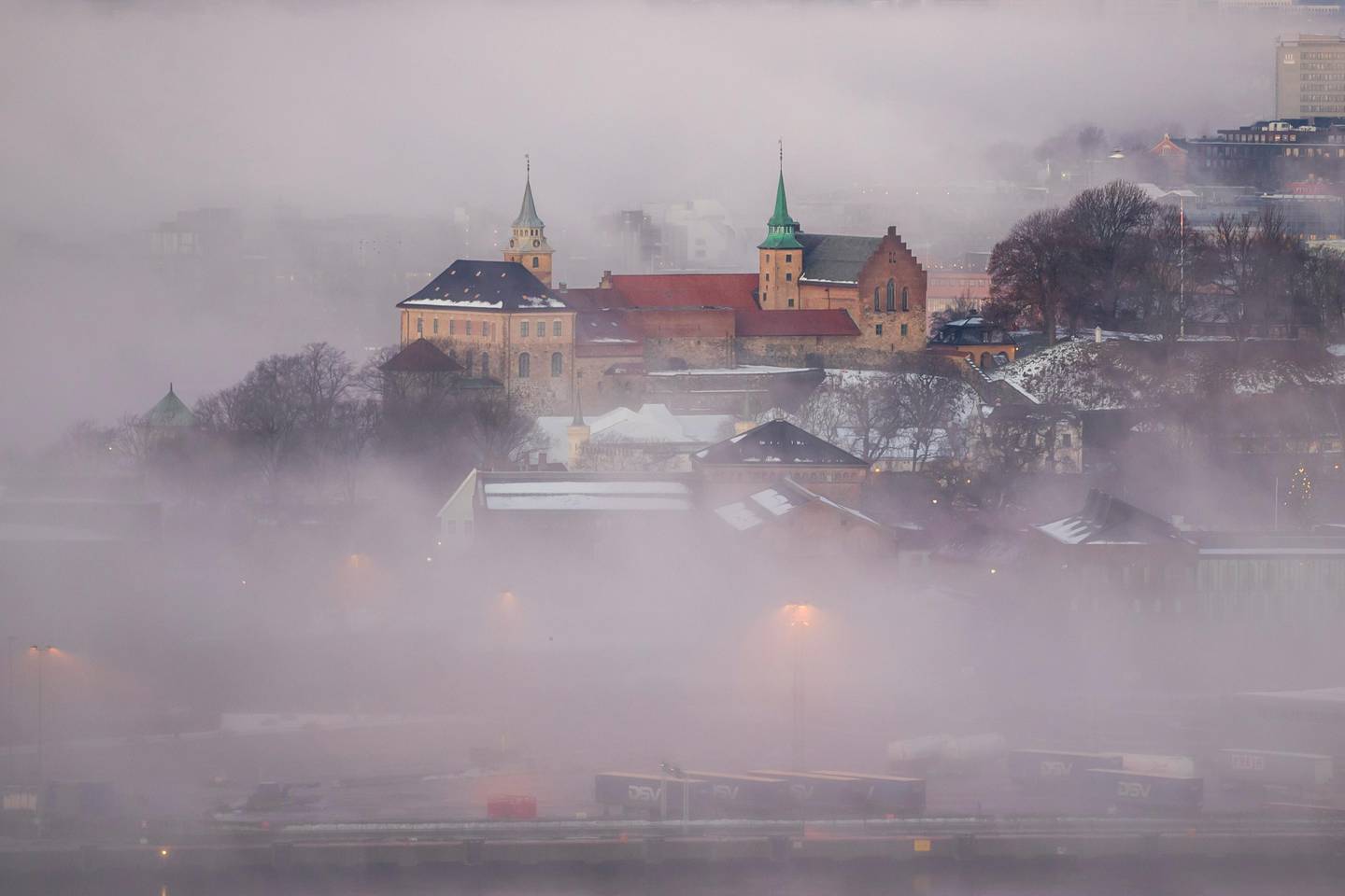 Oslo  20181228.
Akershus festning stikker ut av tåken som ligger over Oslo sentrum fredag morgen.
Foto: Håkon Mosvold Larsen / NTB scanpix