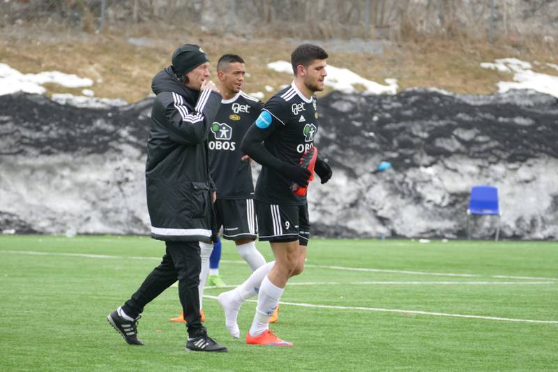 Skeids assistenttrener Morten Berre hjelper David Tavakoli av banen.