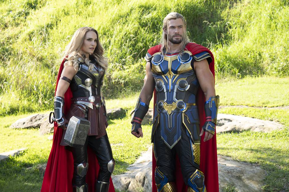 Natalie Portman og Chris Hemsworth i Marvel Studios' THOR: LOVE AND THUNDER