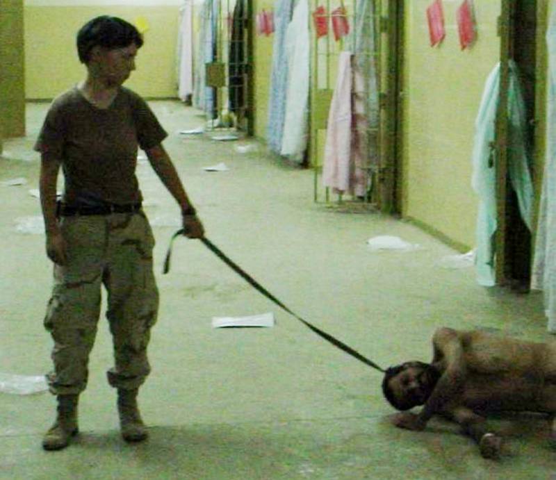 Fanger i Abu Ghraib-fengselet ble behandlet som dyr. 