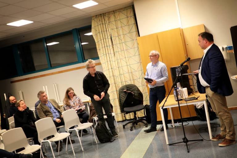 Torsdag var det folkemøte på Tasta skole for å snakke om E39 Smiene - Harestad. – Jeg representerer velforeningene og vi har sagt at det må leveres det som har blitt lovet – lang kulvert, sier Henning Stokke.
