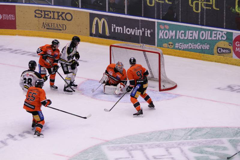 Her har Kristian Forsberg akkurat styrt inn Oilers ledermål nede i det høyre hjørnet for Nicklas Dahlberg. Foto: Pål Karstensen.