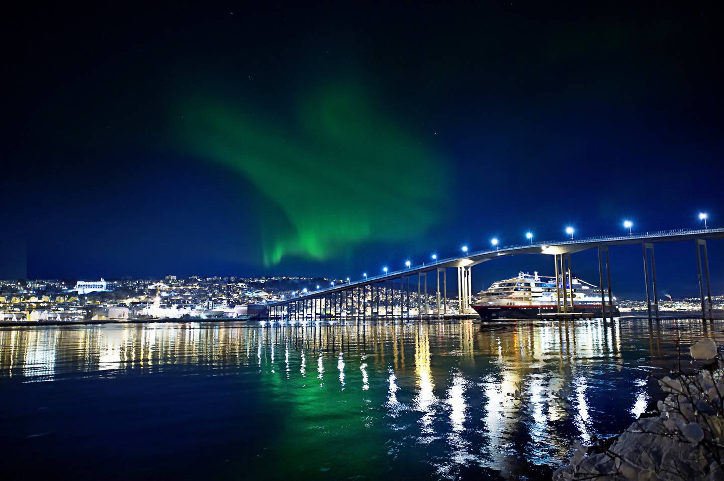 Tusenvis feirer jul på Hurtigruten, som ligger til kai på julaften. FOTO: KNUT JENSEN/HURTIGRUTEN