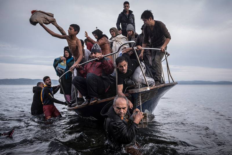 Hjelp: En tyrkisk båt hjelper flyktninger fra Tyrkia til den greske kysten på øya Lesvos. Ifølge den nye avtalen med EU skal flyktninger som kommer denne veien sendes rett tilbake til Tyrkia. FOTO: SERGEY PONOMAREV/NTB SCANPIX