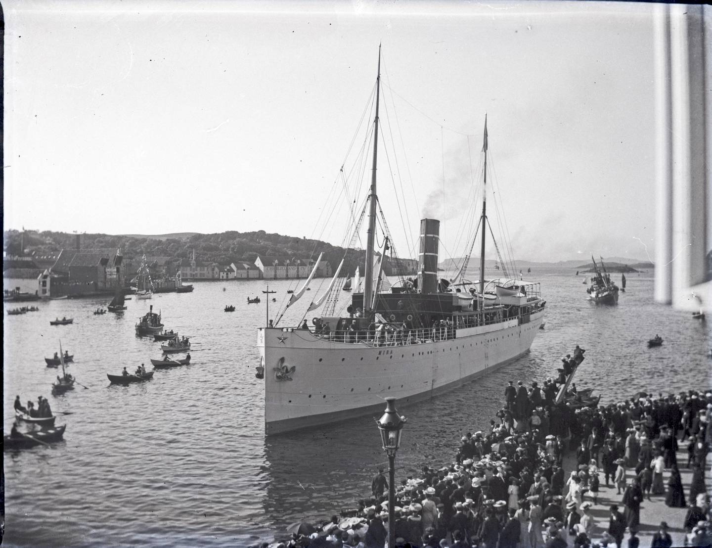 Dampskipet "Mira" legger til kai i Stavanger med kong Haakon VII og dronning Maud om bord under kroningsferden fra Trondheim til Kristiania.