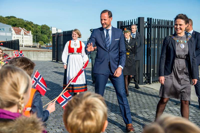 Stavanger 20200917. 
Kronprins Haakon, sammen med ordfører Kari Nessa Nordtun (t.h.), ble  møtt av barn fra Bjergsted barnehage ved ankomst til Stavanger.
Foto: Carina Johansen / NTB