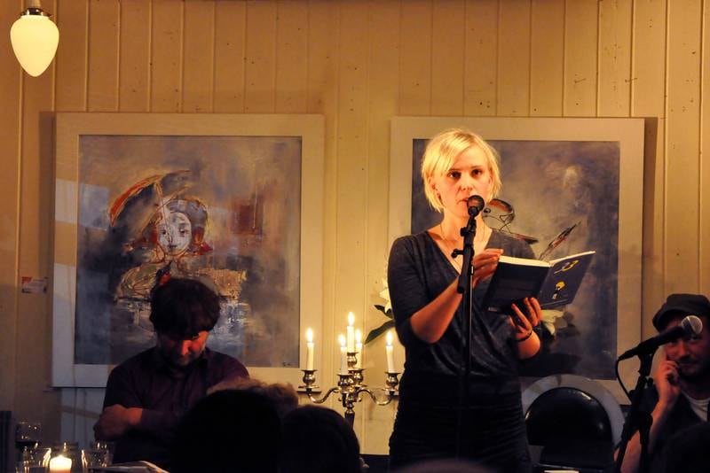 Kjersti A. Skomsvold leste utdrag fra sin nye roman «33», som hun begynte å skrive på 33-årsdagen sin. Skomsvold fikk Tarjei Vesaas debutantpris etter at hun ga ut sin første roman i 2009. Nå er hun oversatt til 26 språk.