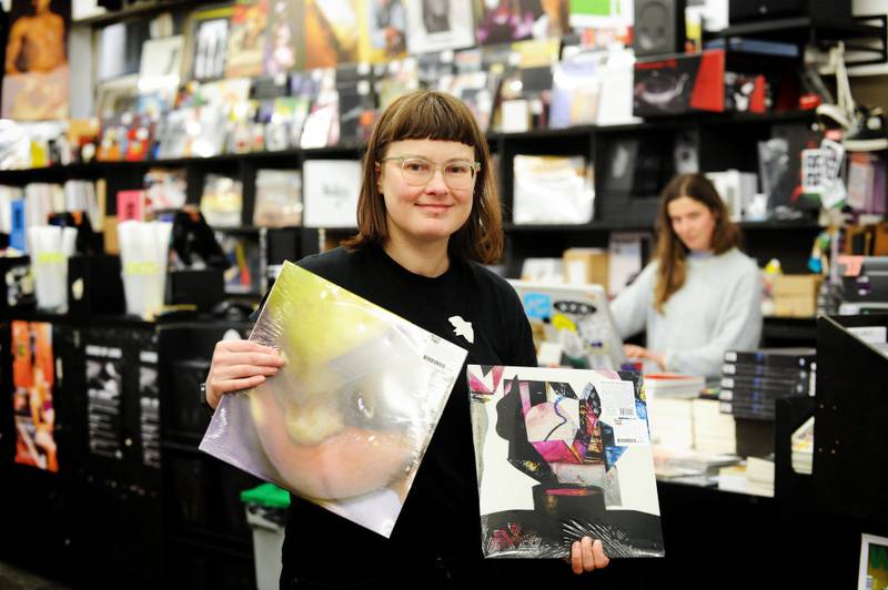 Amy Hearst jobber midt i musikken på Londons mest kjente platebutikk, Rouch Trade, som har avdelinger i både vest og øst.