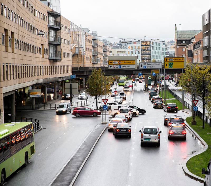 Hvor skal fotgjengerne gå? Ofte (som i Schwei­gaards gate i Oslo) må de finne seg i lange omveier for å kunne krysse gater, ifølge ekspertisen. 