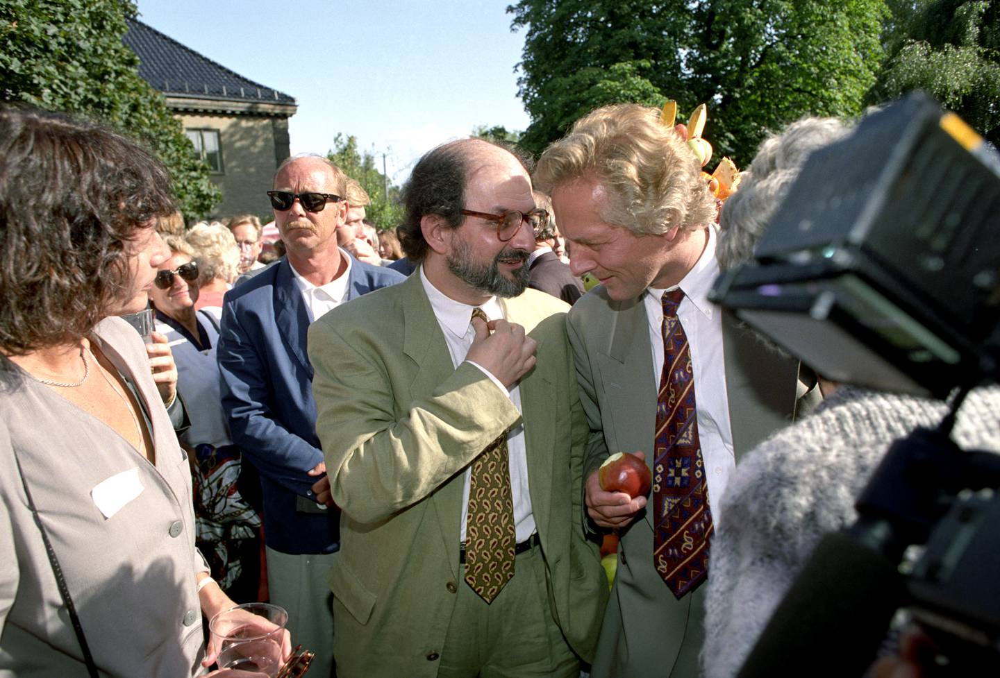 Forfatter Salman Rushdie og forlagsdirektør William Nygaard under den tradisjonelle hagefesten til Aschehougs forlag i 1992.