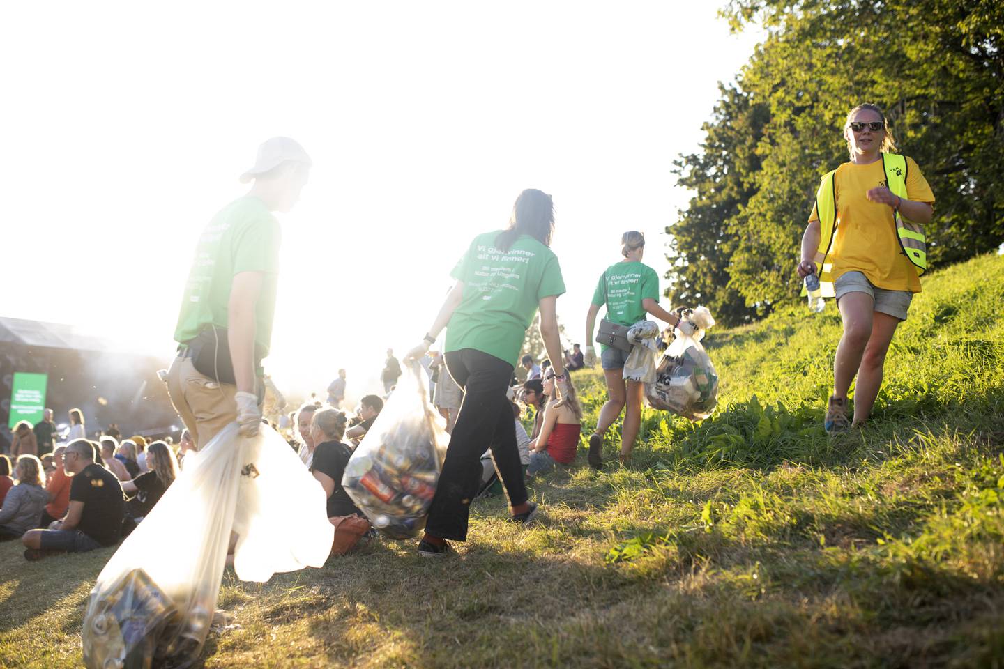 Frivillige fra Natur og Ungdom rydder hele festivalområdet for søppel og pant.