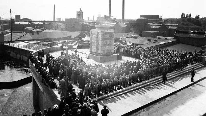 minnesmerke: Borregaardsmonumentet ved Sarpefossen ble avduket ved bedriftens 50 års-jubileum i 1939. Det var billedhoggeren Ørnulf Bast som utformet monumentet.
