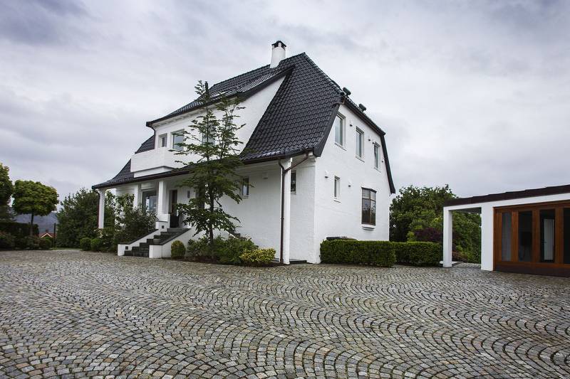 Villaen ligger i et av byens dyreste områder i Stasjonsveien ned mot Vaulen badeplass.