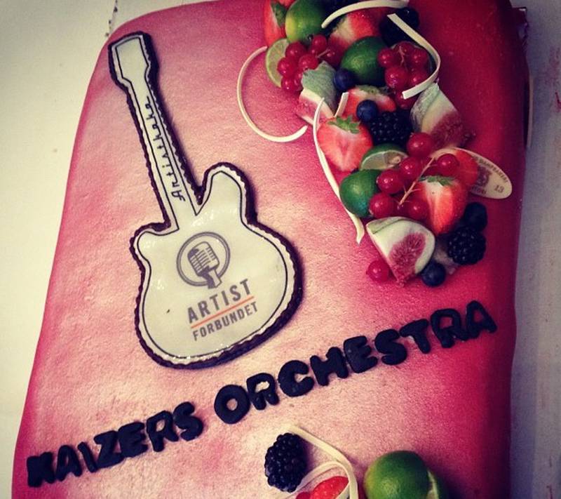 Espen Yung Svendsen gratulerer også Kaizers på Twitter, og har lagt ut følgende bilde av kaken orkesteret kan glede seg til. Den var jo finfin!