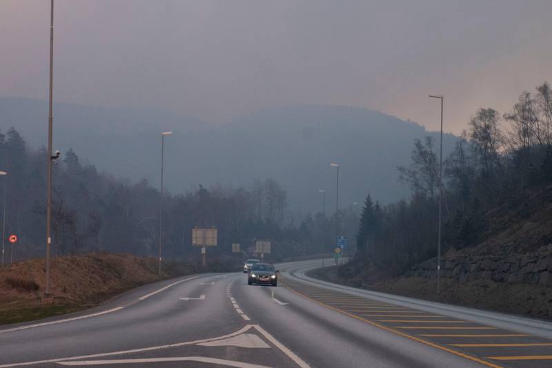 Kvinesdal  20190423.
Tirsdag kveld er det flere skogbranner i Sør Norge etter lengre tids tørke. Bla her mellom Lyngdal og Kvinesdal. Røyken henger tungt langs E39 over Kvinesdalsheia.
Foto: Tor Erik Schrøder / NTB scanpix