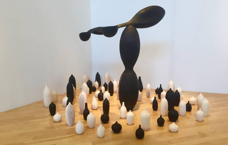 Debutant: Anders Pfeiffer Gjengedals skulptur i tre består av mange elementer, «Elements in balance».