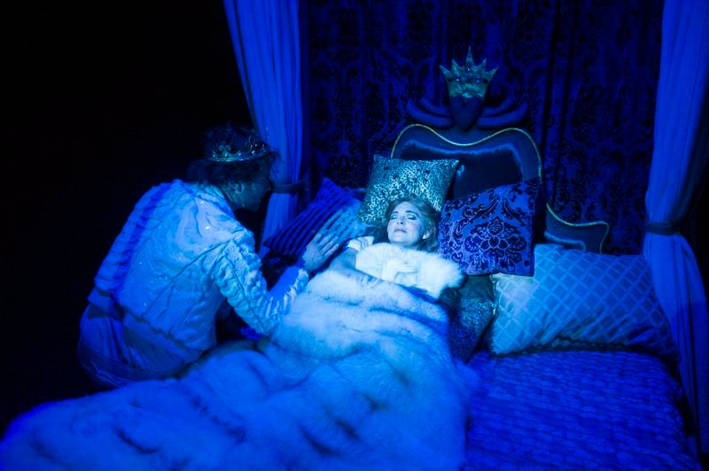 Morten Svartveit er Prinsen som er menneske berre om natta. Silje Lundblad er Jenta som kjem seg inn i eventyret. FOTO: DAG JENSSEN/DET NORSKE TEATRET